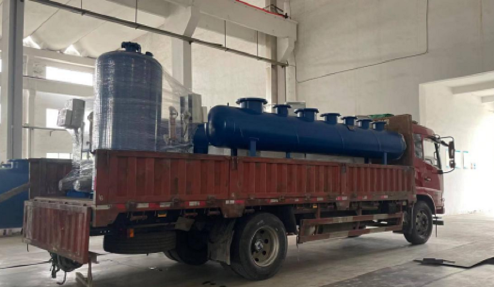 廣東珠海專車直達(dá)分、集水器2臺(tái)，全自動(dòng)加藥裝置3套，定壓補(bǔ)水機(jī)組2套，全自動(dòng)軟水器1臺(tái)，自清洗過(guò)濾器2臺(tái)